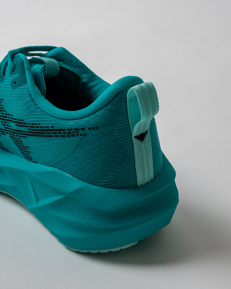 Vue latérale Asics Novablast 5